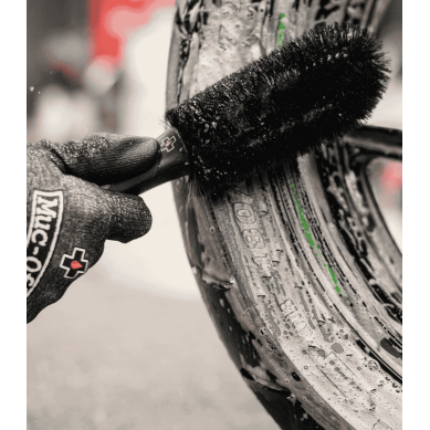 CEPILLO MUC-OFF PARA LLANTAS Y RADIOS